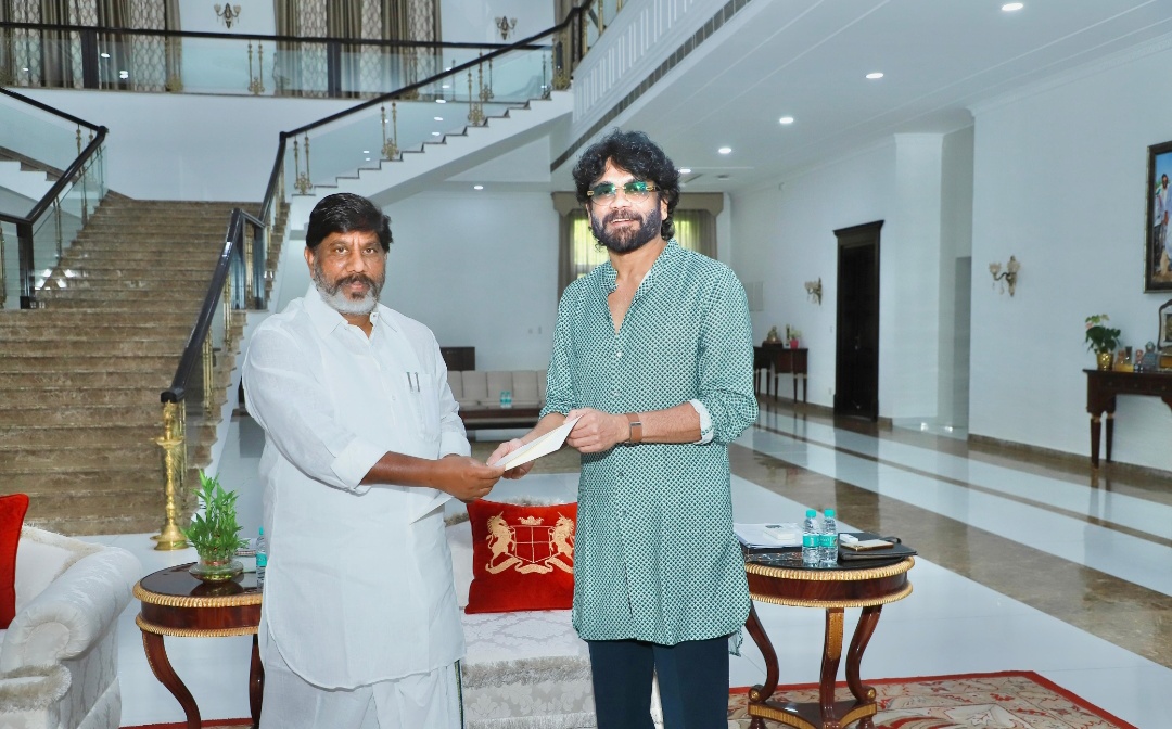 తన చిన్న కుమారుడు అక్కినేని అఖిల్ వివాహ ఆహ్వాన పత్రికను డిప్యూటీ సీఎం భట్టి విక్రమార్క మల్లు కు అందిస్తున్న సినీ నటుడు అక్కినేని నాగార్జున. తన చిన్న కుమారుడు అక్కినేని అఖిల్ వివాహ ఆహ్వాన పత్రికను డిప్యూటీ సీఎం భట్టి విక్రమార్క మల్లు కు అందిస్తున్న సినీ నటుడు అక్కినేని నాగార్జున.