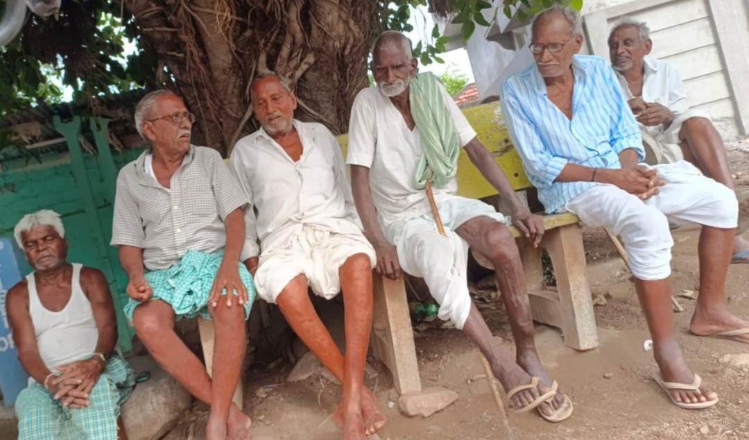 రచ్చబండ వద్ద పెద్ద మనుషుల మాటా మంతి రచ్చబండ వద్ద పెద్ద మనుషుల మాటా మంతి