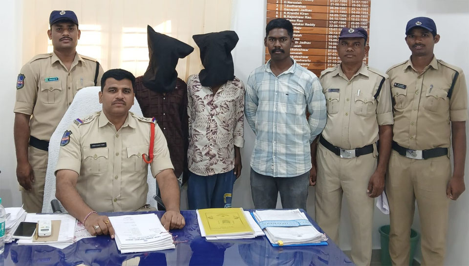 ట్రాన్స్ఫార్మర్ల నుండి కాపర్ వైర్ , ఆయిల్ దొంగిలిస్తున్న దొంగల అరెస్ట్..