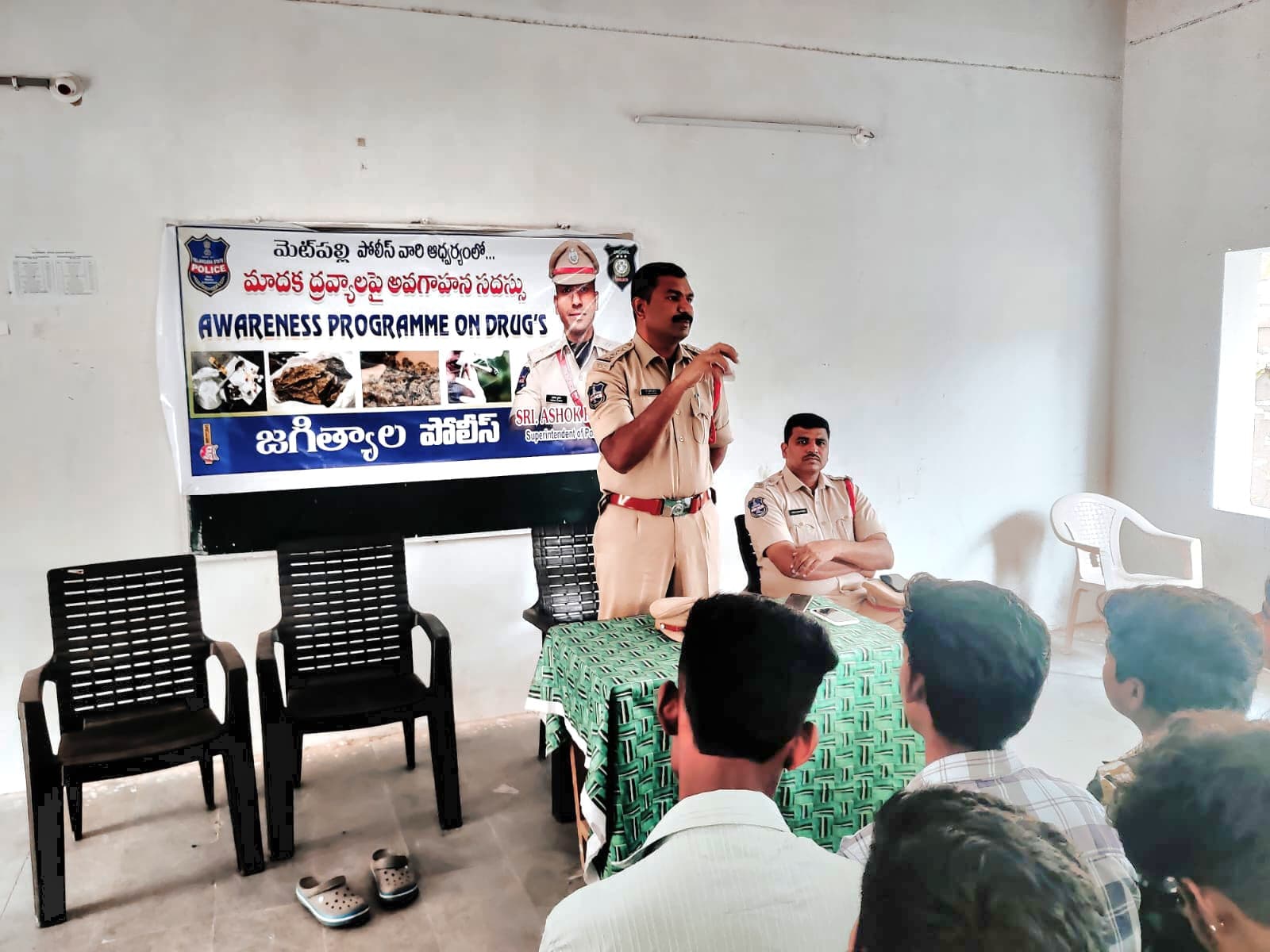 డ్రగ్స్ , గాంజా, చెడు అలవాట్లకు యువత దూరంగా ఉండాలి.