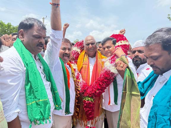 మంత్రి అడ్లూరి లక్ష్మణ్ కు ఘన స్వాగతం పలికిన సుజిత్ రావు