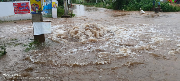మిషన్ భగీరథ మెయిన్ పైప్ లీకేజ్.