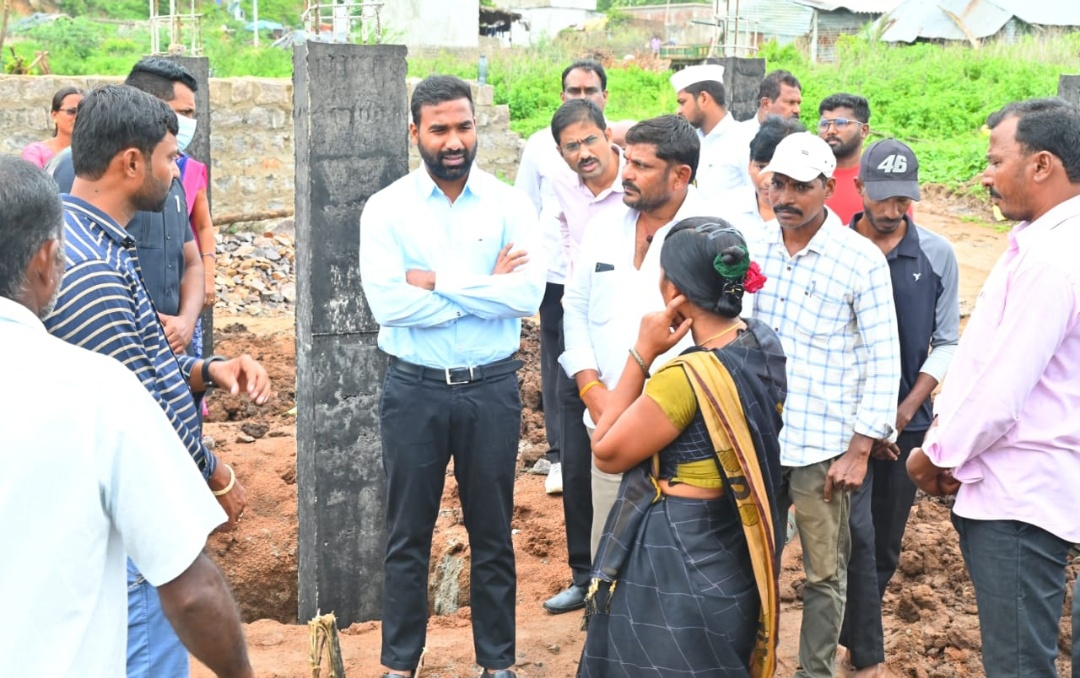 ఇందిరమ్మ ఇండ్ల నిర్మాణం వేగవంతం చేసేలా లబ్ధిదారులను ప్రోత్సహించాలి