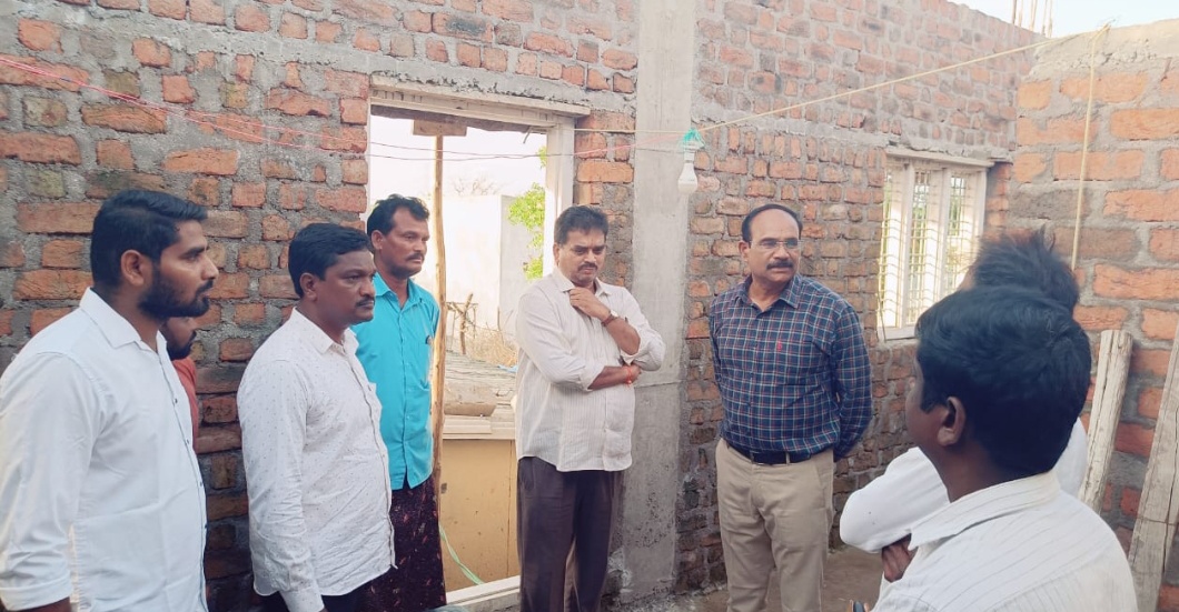 భూభారతి దరఖాస్తులు, ఇందిరమ్మ ఇళ్ల నిర్మాణాలను పర్యవేక్షించిన ఆర్.డి.ఓ*