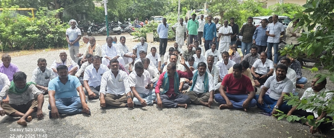 నీటిని విడుదల చేసి రైతులను ఆదుకోవాలి