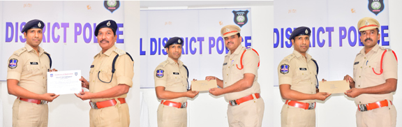 మెట్ పల్లి పోలీస్ ను అభినందించిన ఎస్పి అశోక్ కుమార్