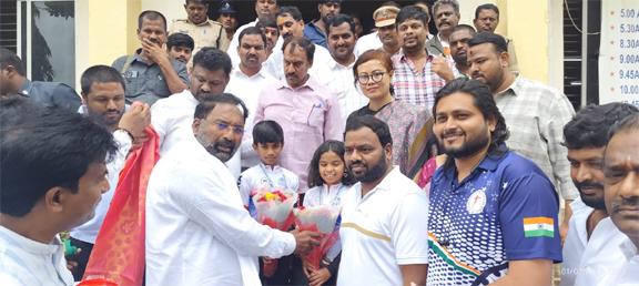 స్పోర్ట్స్ స్కూల్ కు గుర్తింపు వచ్చేలా క్రీడాకారులను తీర్చిదిద్దాలి : క్రీడా శాఖ మంత్రి శ్రీహరి