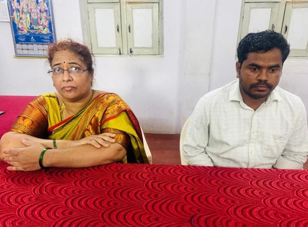 లంచం తీసుకుంటూ రెడ్ హ్యాండెడ్ గా ఏసీబీకి పట్టుబడ్డ