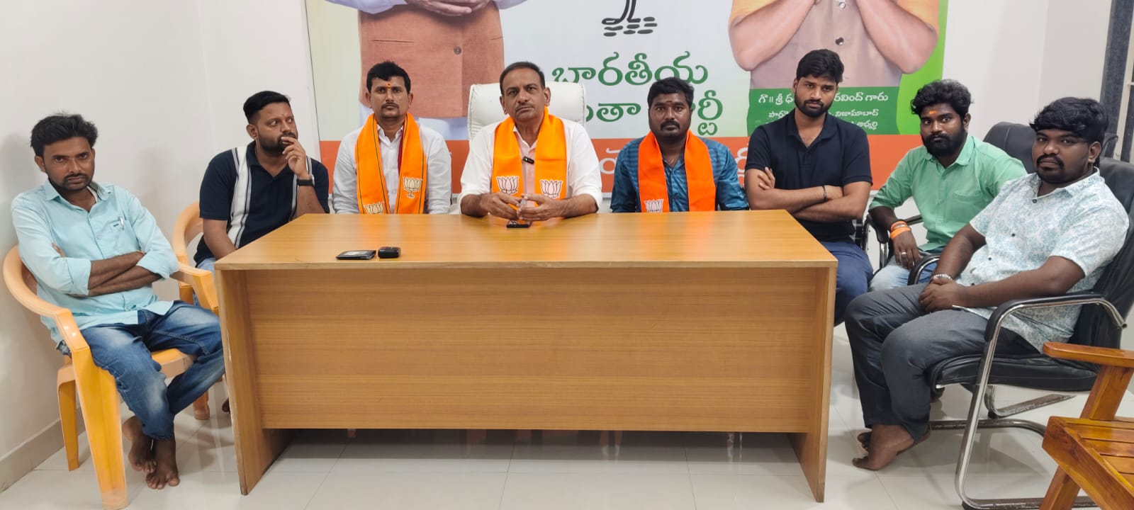 జర్నలిస్టుల అక్రిడేషన్ కార్డులు & హెల్త్ కార్డులను ప్రభుత్వం వెంటనే జారీ చెయ్యాలి