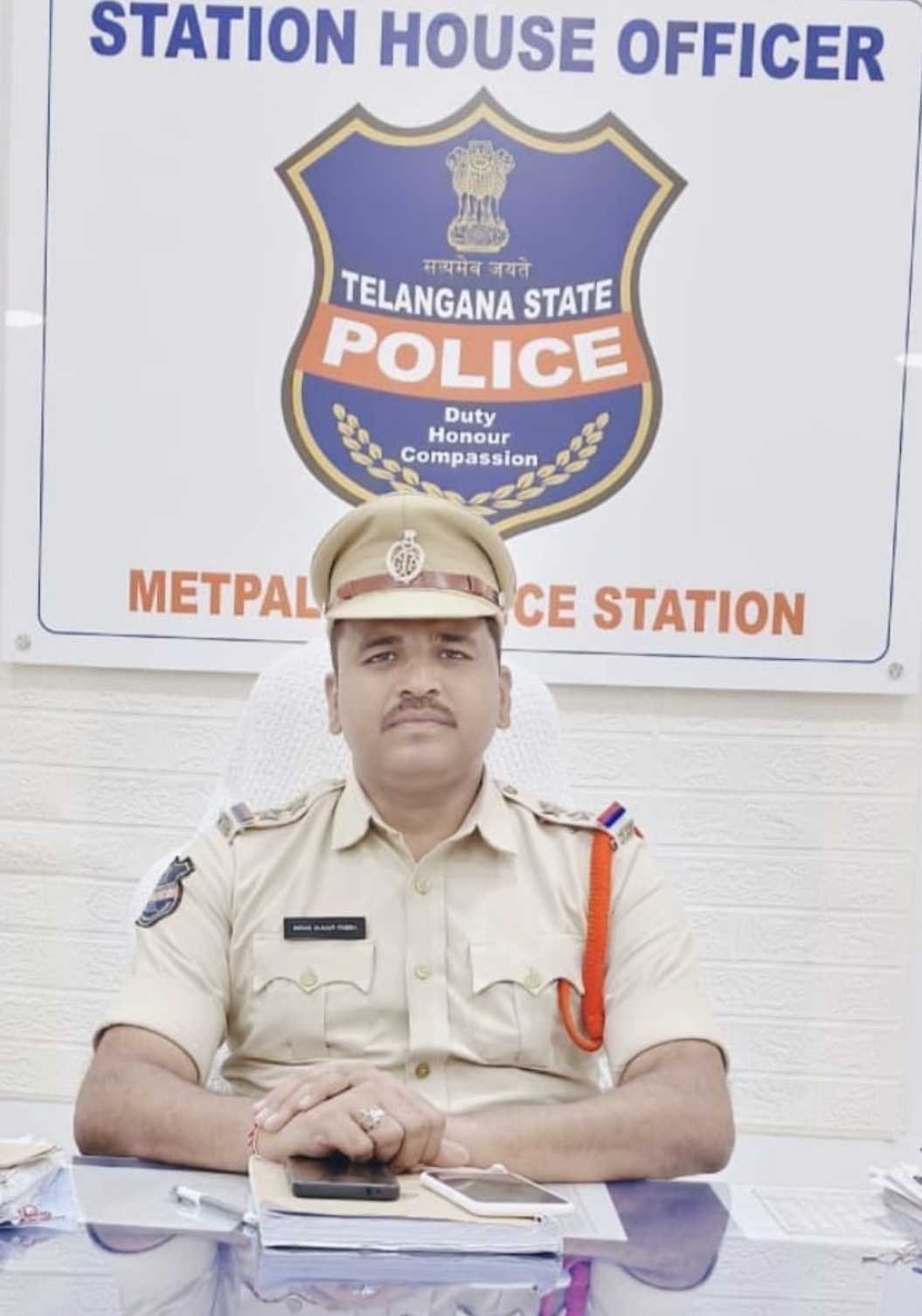 అక్రమంగా మొరం తీసి, అధికారులను బెదిరించిన వారిపై కేసు నమోదు