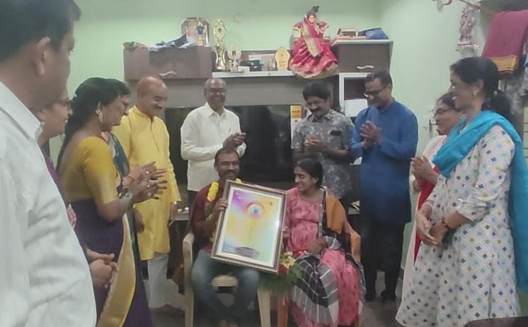 డా తులసి వెంకట రమణా చార్యుల ను సన్మానిస్తున్న అక్షర కౌముది సంస్థ సభ్యులు