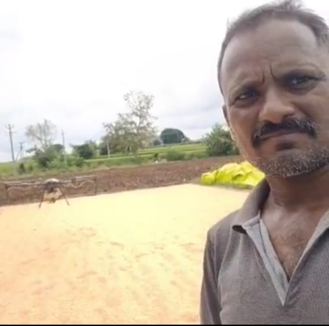 డ్రోన్ తో మక్కలు ఆరబెట్టిన రైతు..