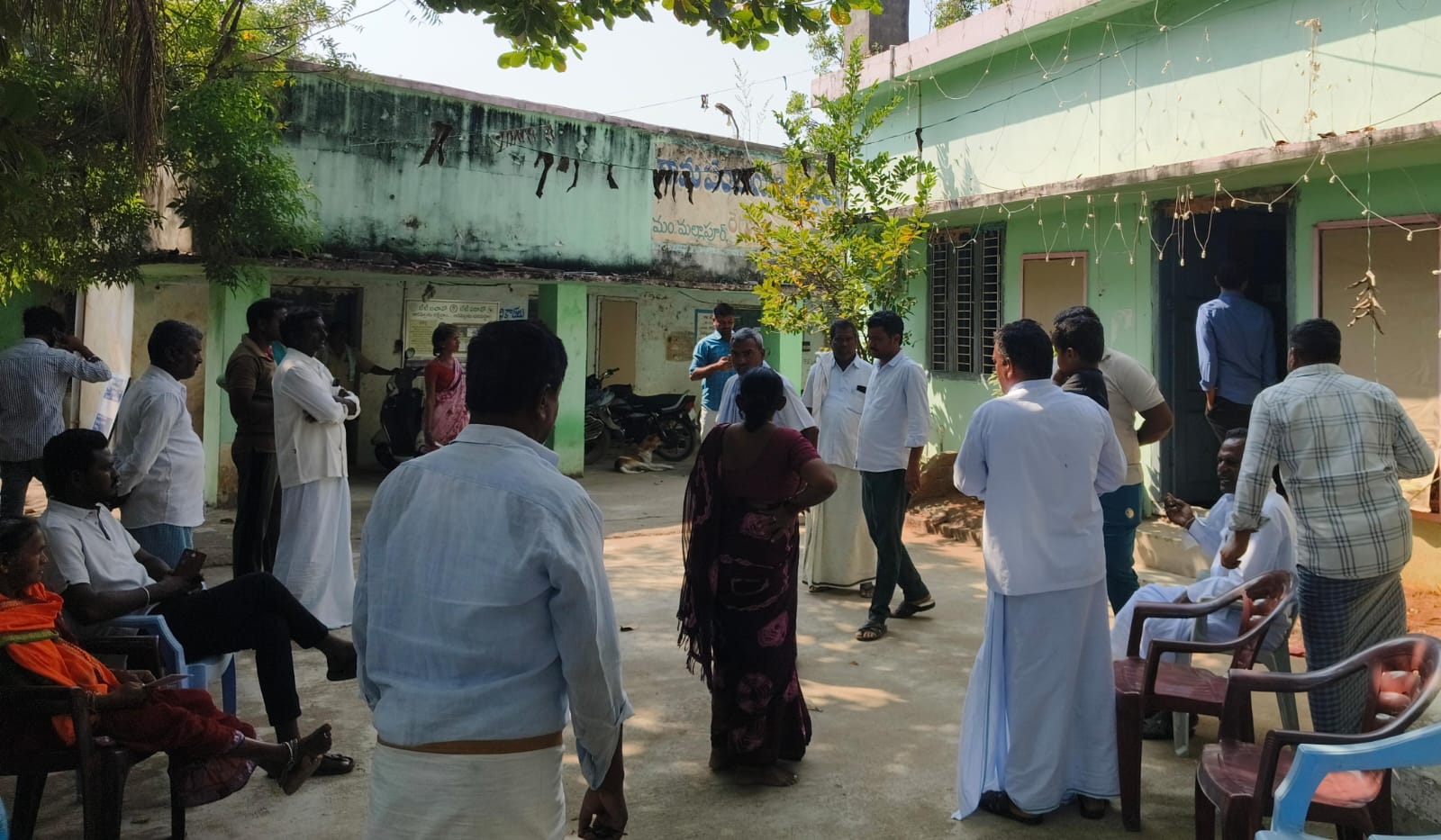 ఇందిరమ్మ చీరలకు రాజకీయ రంగు..