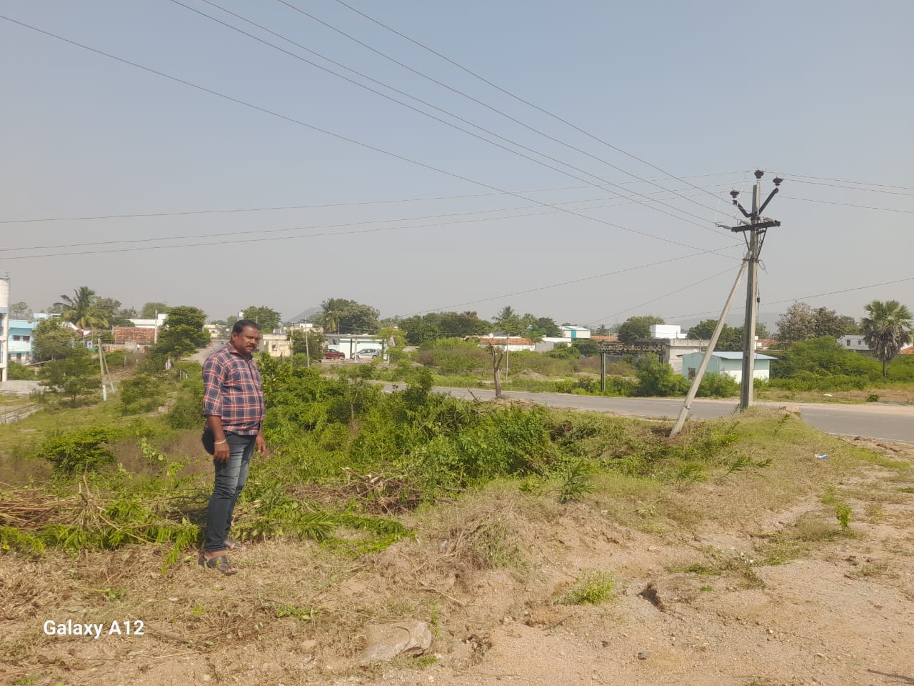 రోడ్డు ప్రమాదాల నివారణకు పోలీసుల చొరవ- రహదారి పక్కన దట్టంగా పెరిగిన పొదల తొలగింపు