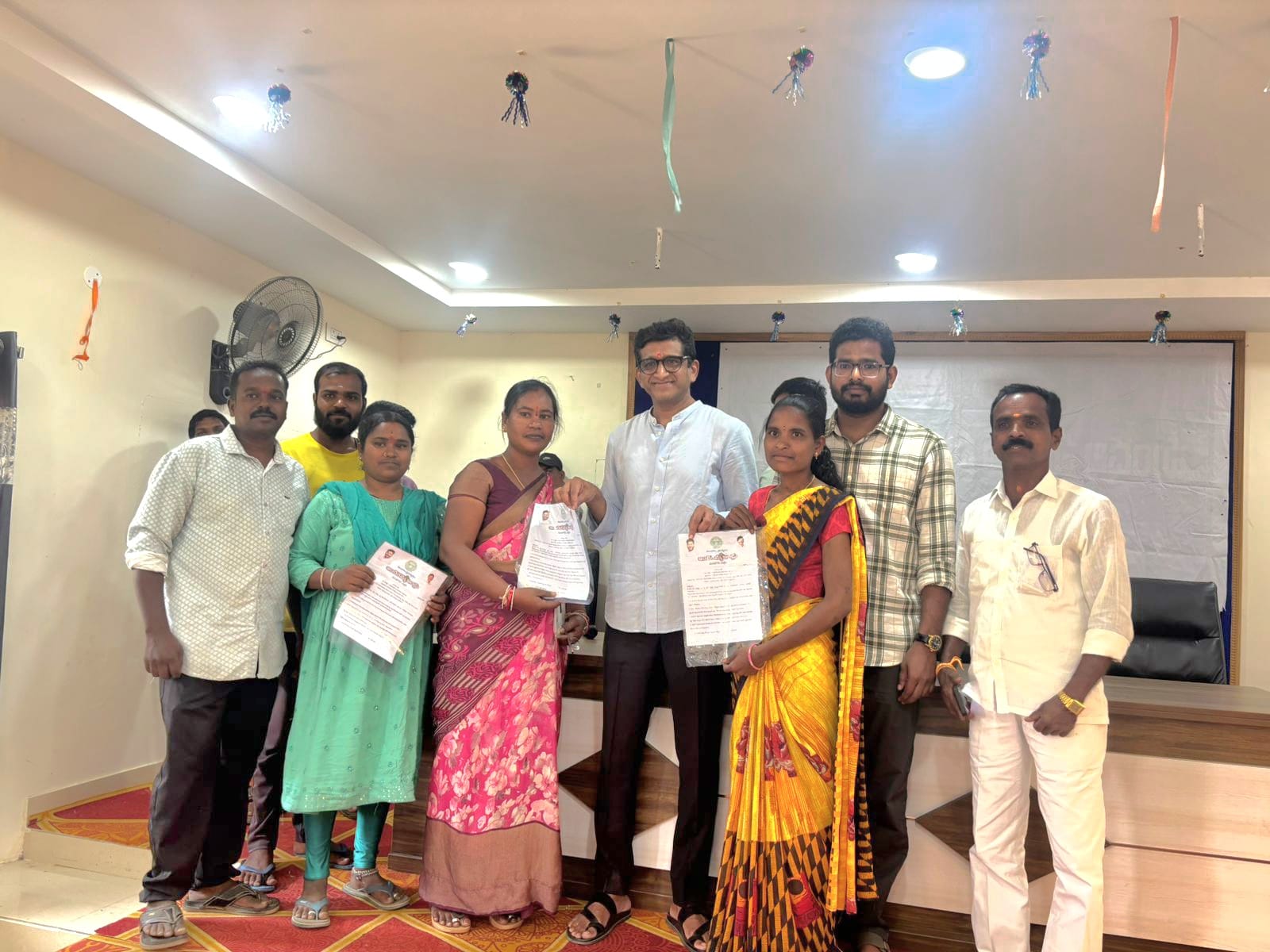 ఇందిరమ్మ ఇళ్లకు డబ్బులు అడిగితే నిలదీయండి