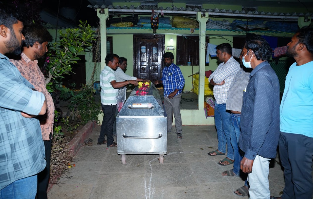 రైలు కిందపడి యువతి ఆత్మహత్య