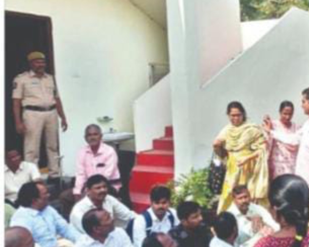 నిజామాబాద్ ఎక్సైజ్ కార్యాలయం వద్ద ఉద్రిక్తత