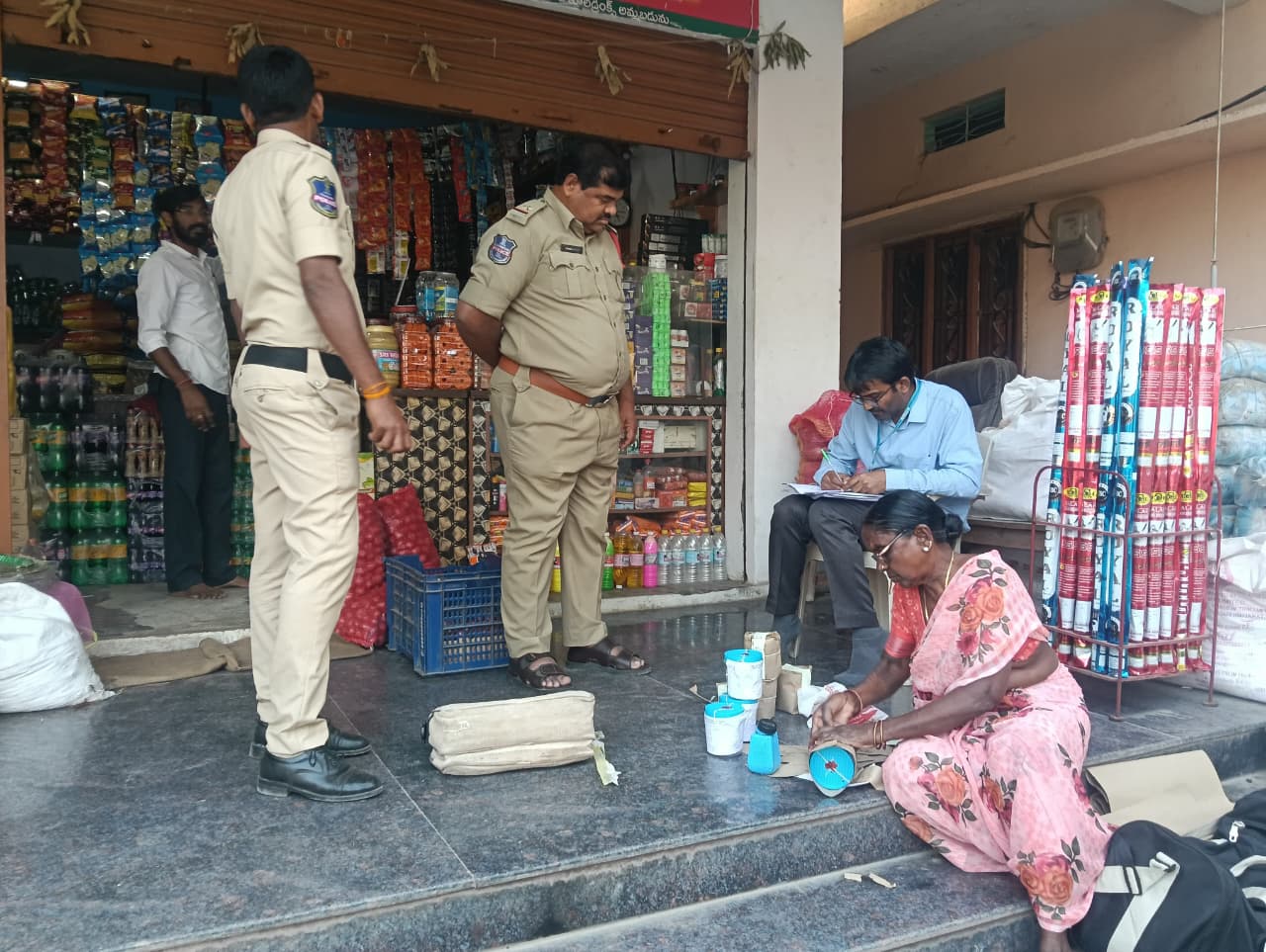 తనిఖీలు చేస్తున్న ఫుడ్ సేఫ్టీ అధికారిపై దాడికి యత్నం