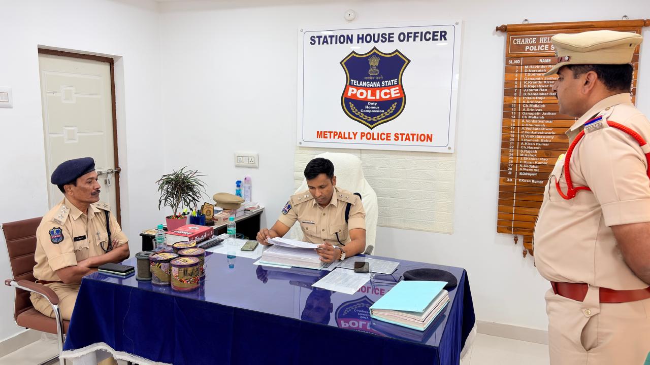 మెట్ పల్లి పోలీస్ స్టేషన్ ఆకస్మిక తనిఖీ చేసిన జిల్లా ఎస్పీ