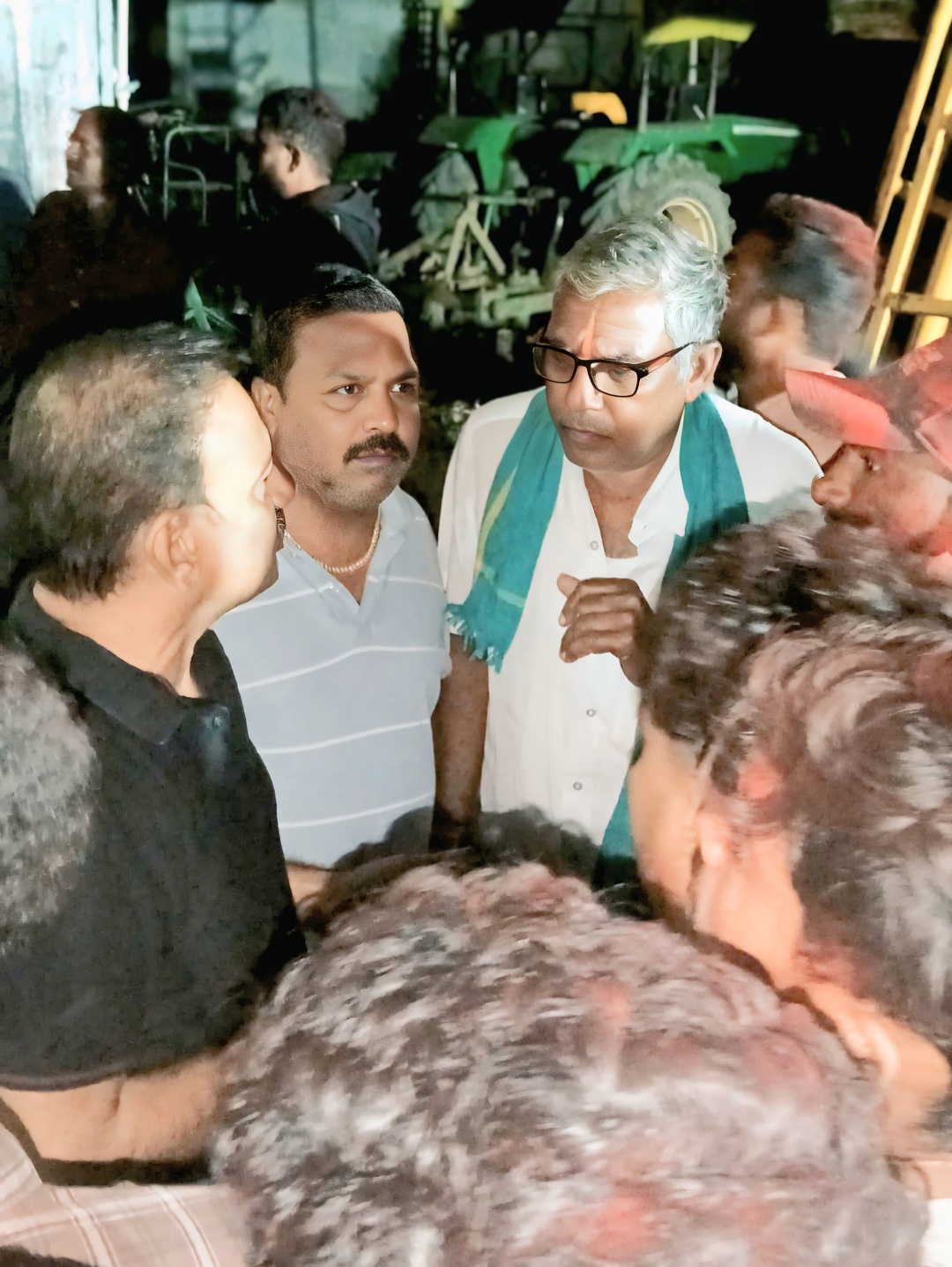 శివాజీ విగ్రహాన్ని అడ్డుకున్న కొందరు