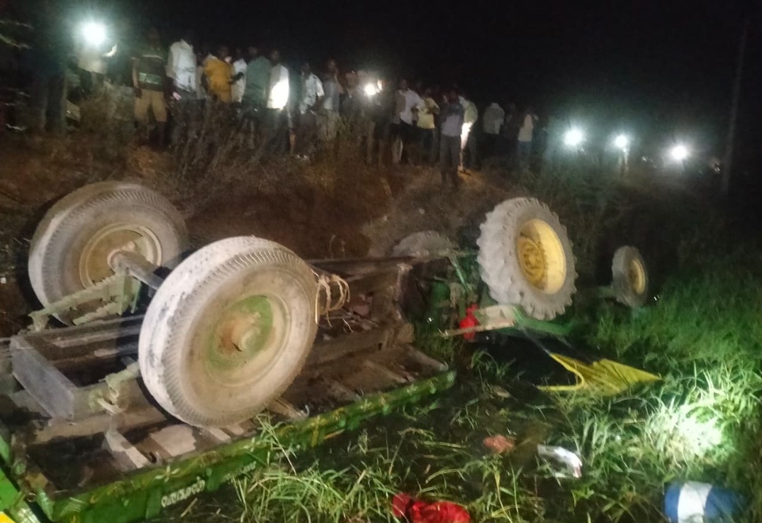 ట్రాక్టర్ బోల్తా..నలుగురు మహిళల దుర్మరణం