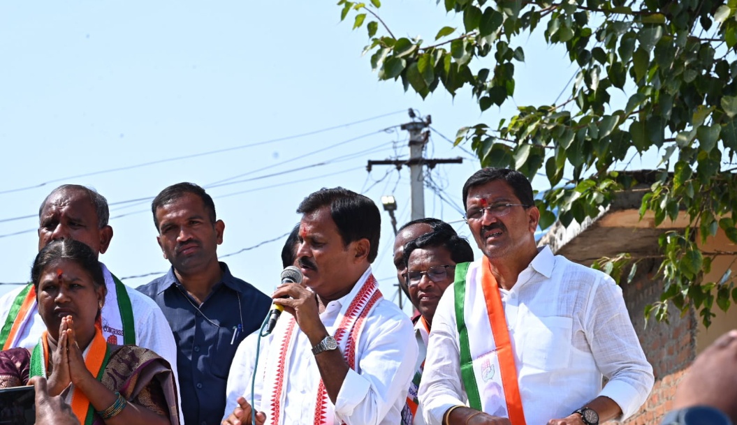 రాధిక రమేష్ ను భారీ మెజార్టీతో గెలిపించాలి