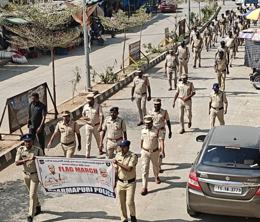 ధర్మపురి పట్టణం లో పోలీసు వారి ఫ్లాగ్ మార్చ్