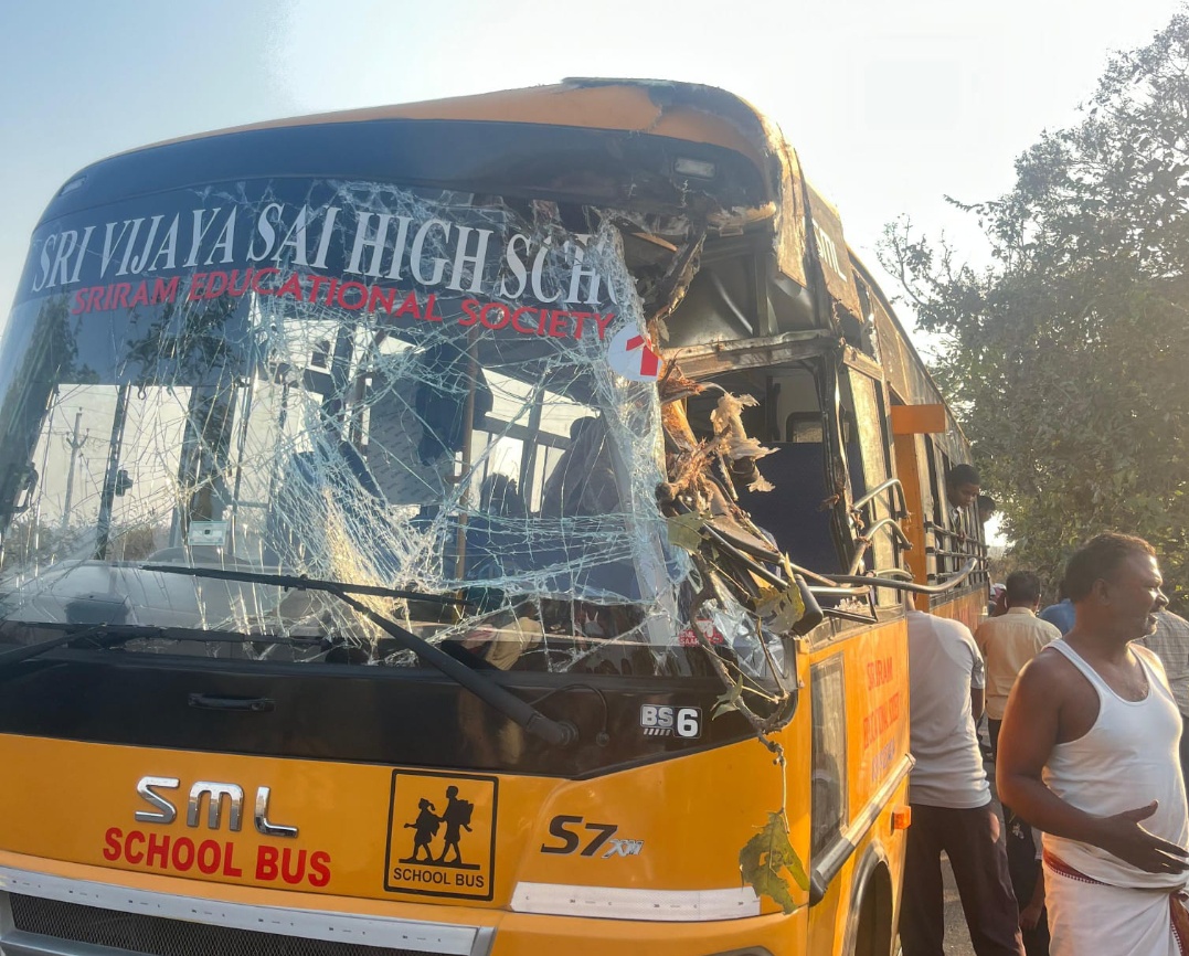 స్కూల్ బస్సు ప్రమాదం… విద్యార్థులు సురక్షితం