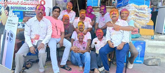 హోలీ వేడుకల్లో పూర్వ విద్యార్థులు