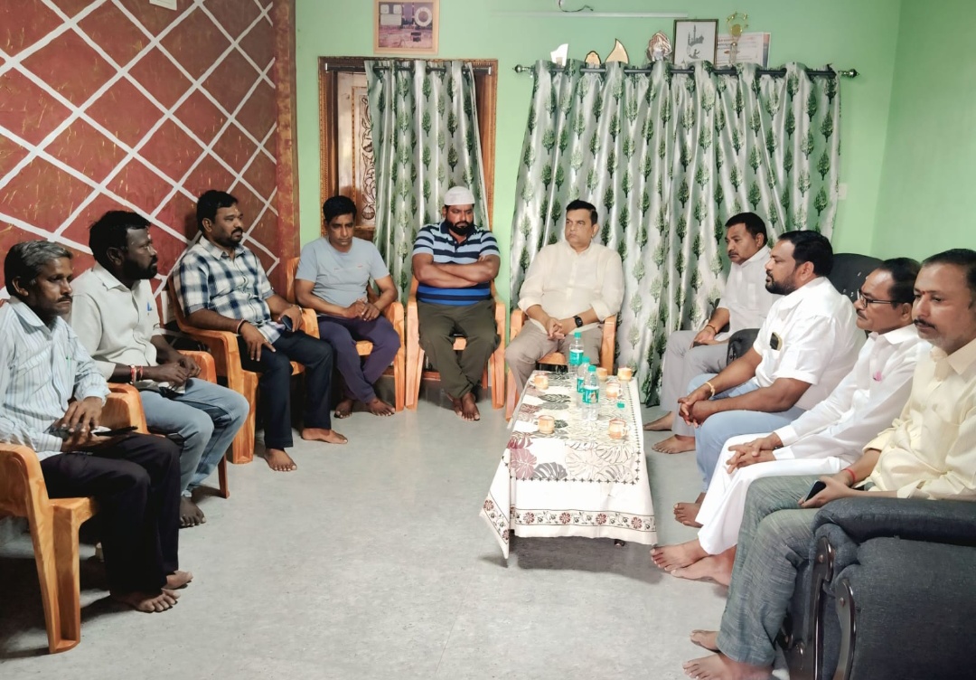 ఖుతుబోద్దీన్ పాషా,అజీమ్ కుటుంబాలకు టీపీసీసీ డెలిగేట్ సుజిత్ రావు పరామర్శ.. ఖుతుబోద్దీన్ పాషా,అజీమ్ కుటుంబాలకు టీపీసీసీ డెలిగేట్ సుజిత్ రావు పరామర్శ..