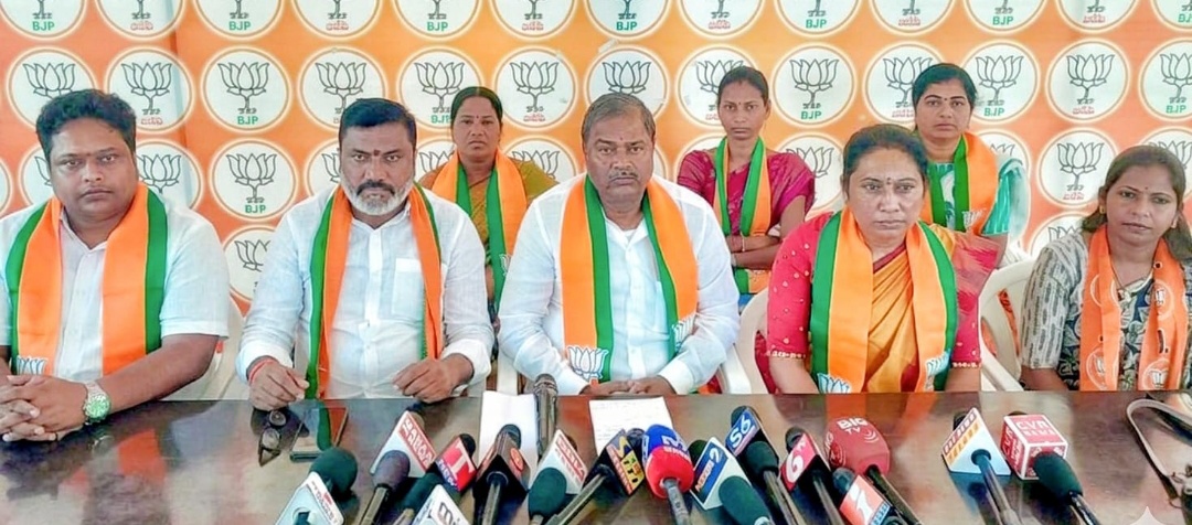 మహిళల రాజకీయ భవిష్యత్తుపై కాంగ్రెస్ కుట్రలు