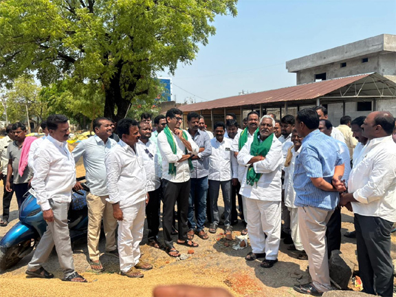 రైతులకు నష్టం వాటిల్లకుండా తడిసిన ధాన్యాన్ని వెంటనే కొనుగోలు చేయాలి రైతులకు నష్టం వాటిల్లకుండా తడిసిన ధాన్యాన్ని వెంటనే కొనుగోలు చేయాలి
