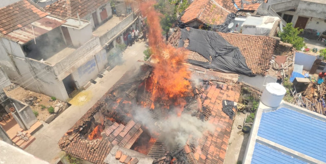 షార్ట్ సర్క్యూట్ తో ఇల్లు దగ్ధం