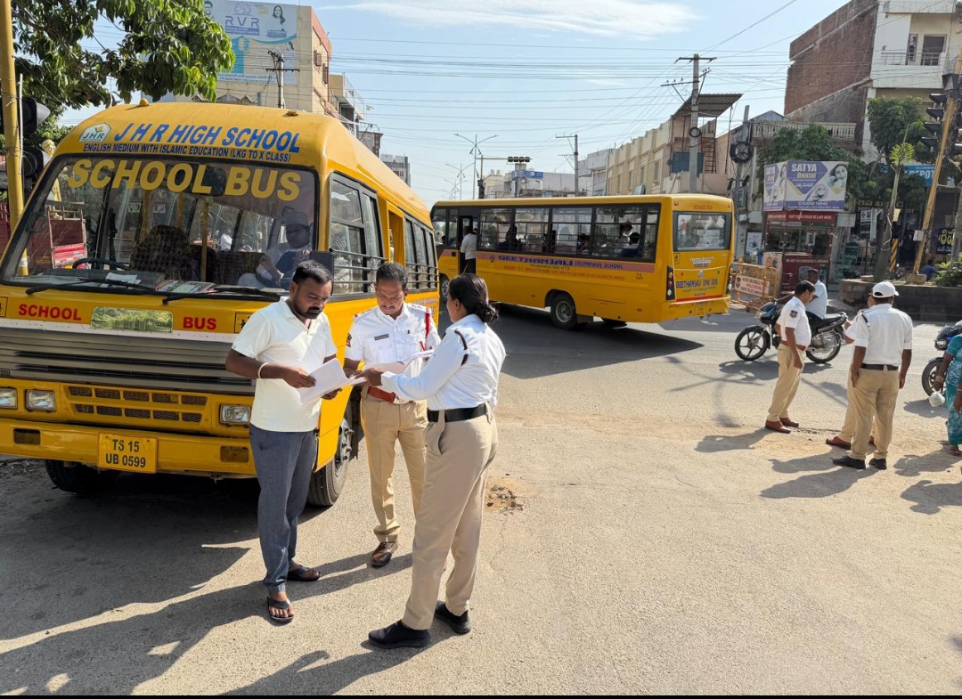విద్యార్థుల భద్రతే లక్ష్యం.. గజ్వేల్‌లో స్కూల్ బస్సులపై ప్రత్యేక తనిఖీలు