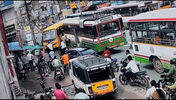పాఠశాల బస్సును ఢీకొట్టిన ఆర్టీసీ అద్దె బస్సు