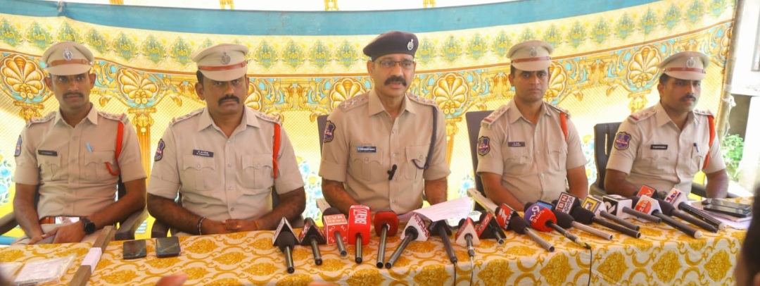 వృద్ధురాలి హత్య కేసులో ఇద్దరు నిందితులు అరెస్టు వృద్ధురాలి హత్య కేసులో ఇద్దరు నిందితులు అరెస్టు