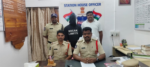 బీహార్ కు చెందిన వ్యక్తి గంజాయి అమ్ముతుండ గా పట్టుకున్న పోలీసులు బీహార్ కు చెందిన వ్యక్తి గంజాయి అమ్ముతుండ గా పట్టుకున్న పోలీసులు