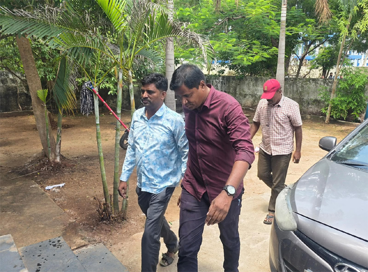 ఏసీబీ వలలో జీపీవో రూ.5 వేలు లంచం తీసుకుంటూ దొరికిన అధికారి ఏసీబీ వలలో జీపీవో రూ.5 వేలు లంచం తీసుకుంటూ దొరికిన అధికారి