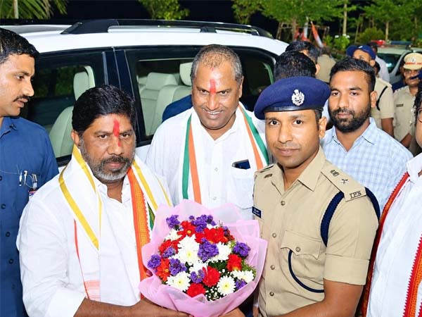 ధర్మపురిలో డిప్యూటీ సీఎంకు ఎస్పీ అశోక్ కుమార్ మర్యాదపూర్వక స్వాగతం ధర్మపురిలో డిప్యూటీ సీఎంకు ఎస్పీ అశోక్ కుమార్ మర్యాదపూర్వక స్వాగతం