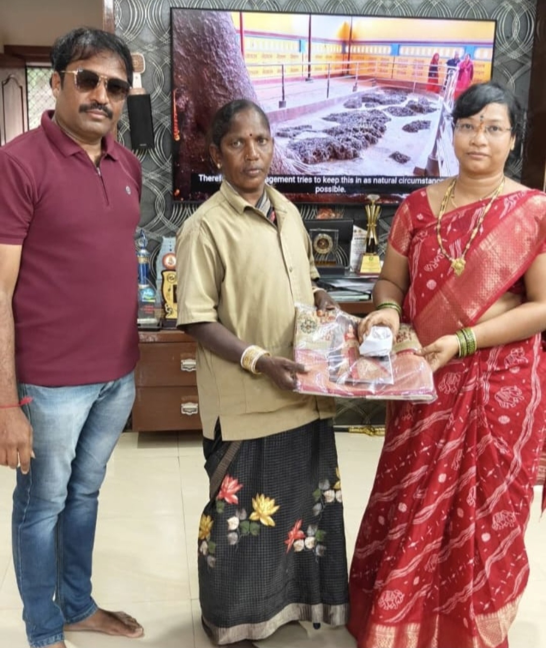 కార్మికుల ముఖాల్లో పండుగ వెలుగులు.. దసరా కానుకగా వస్త్రాలు