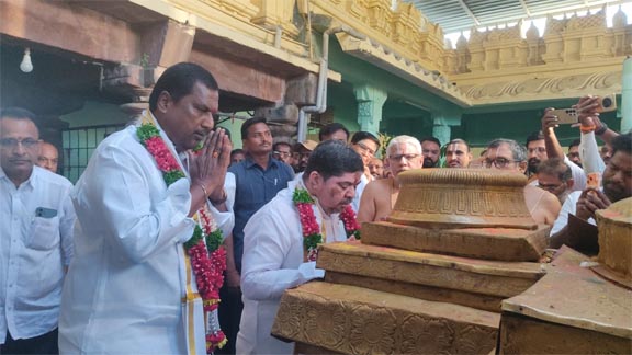 ధర్మపురి శ్రీ లక్ష్మీనరసింహ స్వామిని దర్శించుకున్న మంత్రులు పొన్నం, అడ్లూరి ధర్మపురి శ్రీ లక్ష్మీనరసింహ స్వామిని దర్శించుకున్న మంత్రులు పొన్నం, అడ్లూరి
